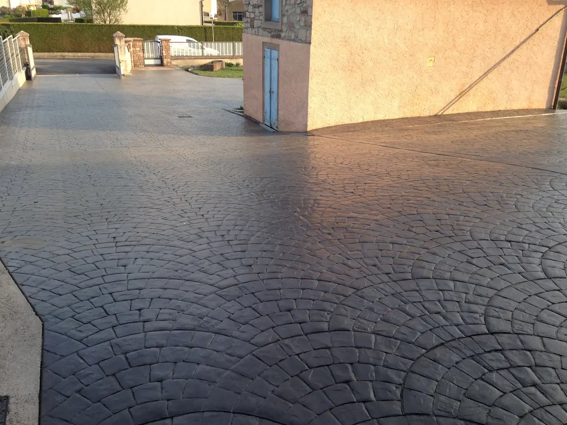 Maison pavée en béton imprimé à l'extérieur aux Sables-d'Olonne